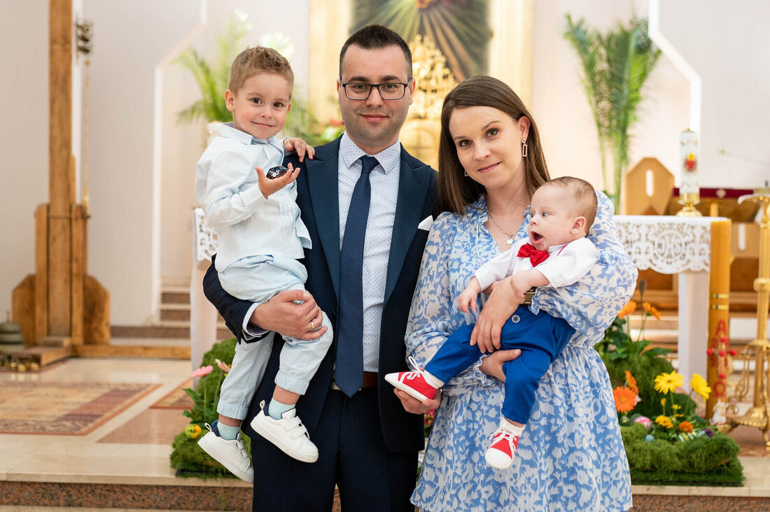 Rodzinny portret z dziećmi po uroczystości — fotograf na imprezy rodzinne, Ropczyce
