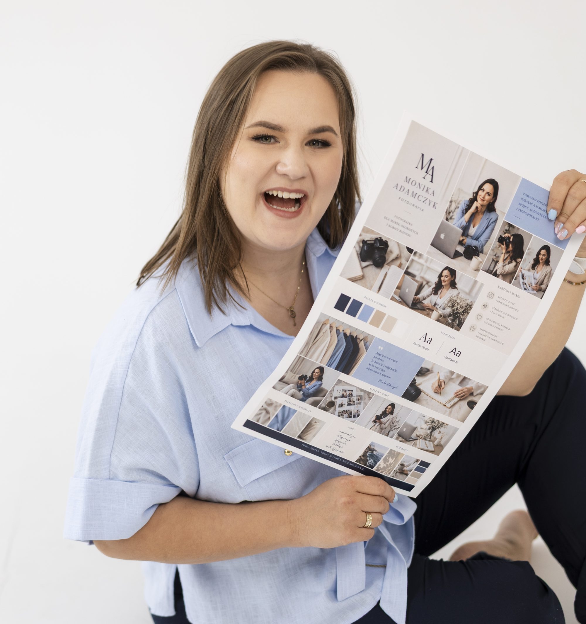 Monika Adamczyk z tablicą marki — fotografia biznesowa i wizerunkowa